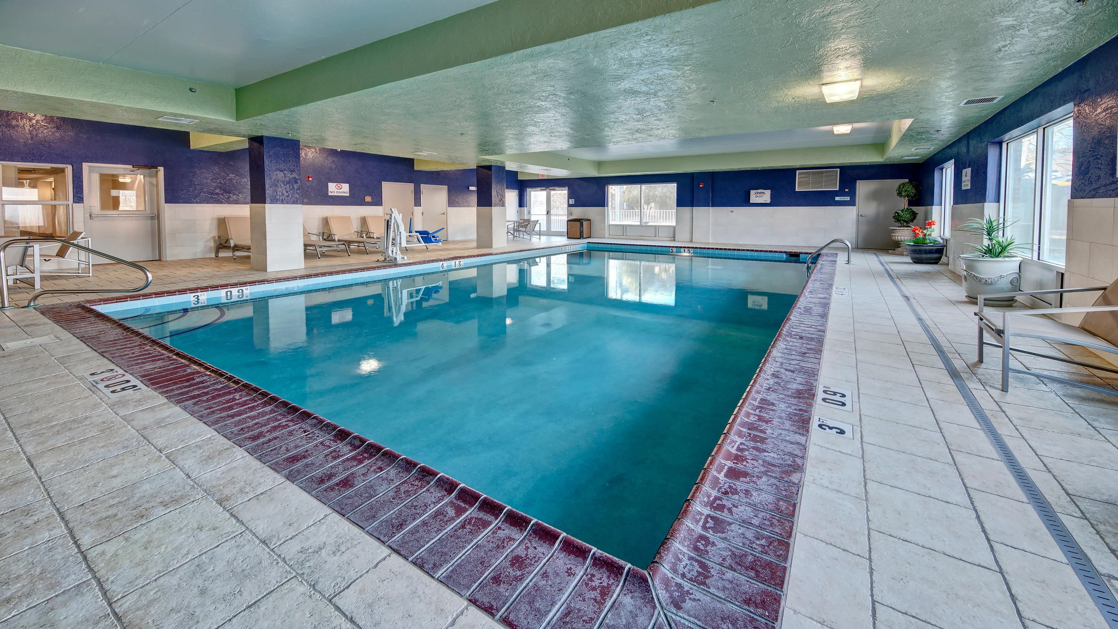 Holiday Inn Express Hotel & Suites London By Ihg מראה חיצוני תמונה