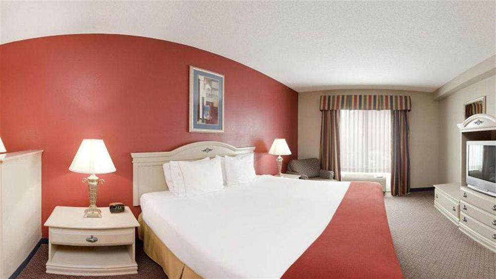 Holiday Inn Express Hotel & Suites London By Ihg מראה חיצוני תמונה