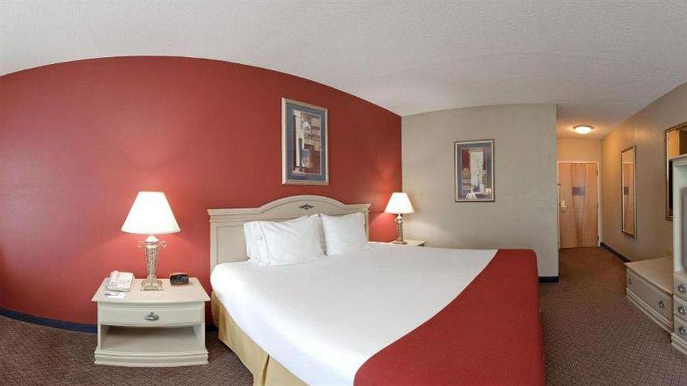 Holiday Inn Express Hotel & Suites London By Ihg מראה חיצוני תמונה
