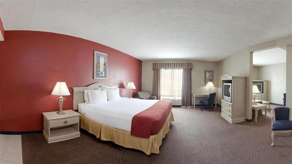 Holiday Inn Express Hotel & Suites London By Ihg מראה חיצוני תמונה