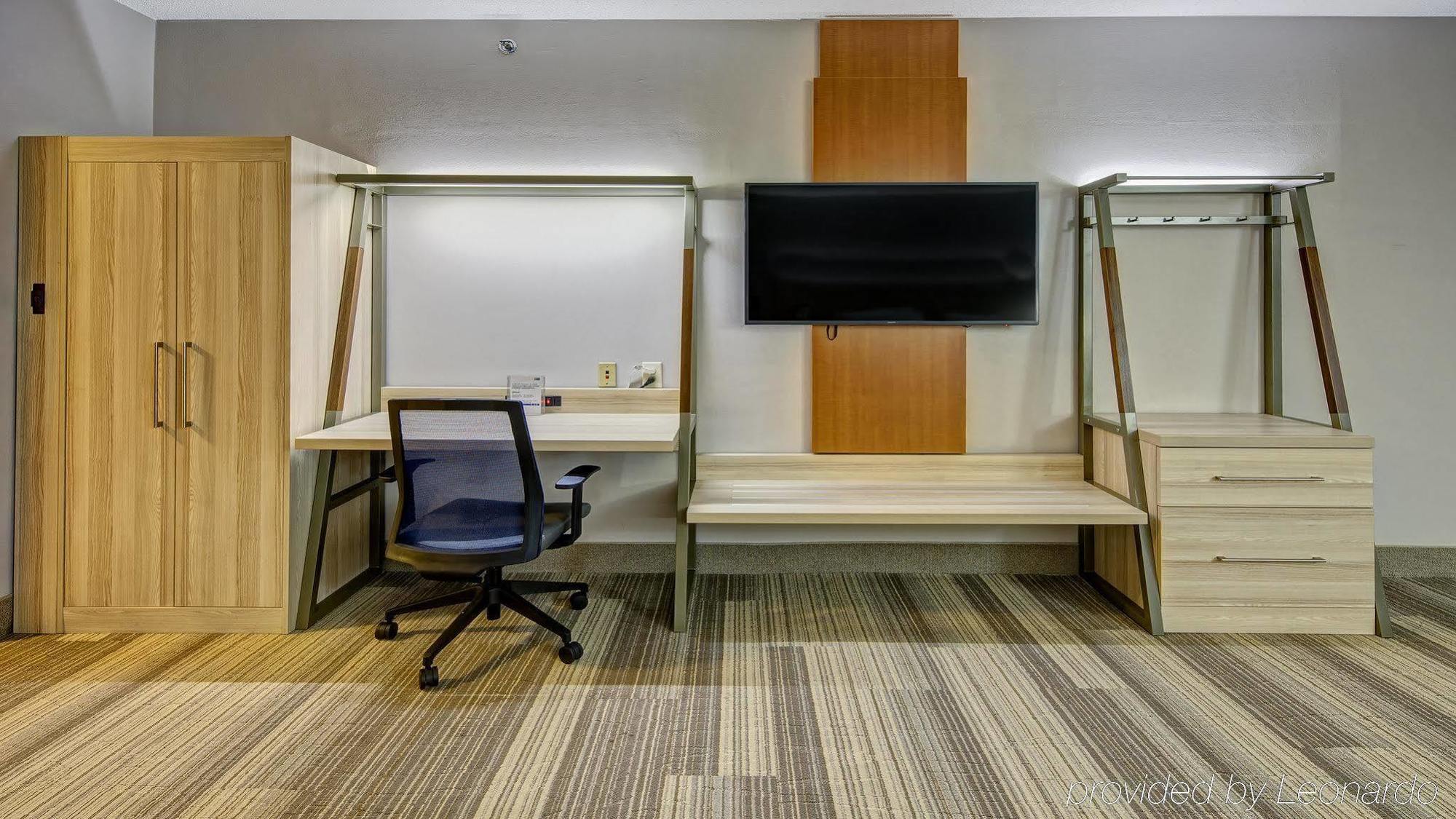 Holiday Inn Express Hotel & Suites London By Ihg מראה חיצוני תמונה